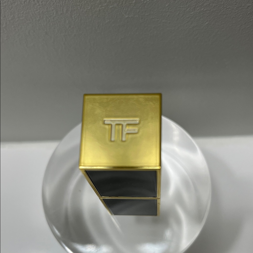 Tom Ford Luxurious Black and Gold Lipstick A 52 03 Casablanca rouge. A levres - Picture 2 of 3